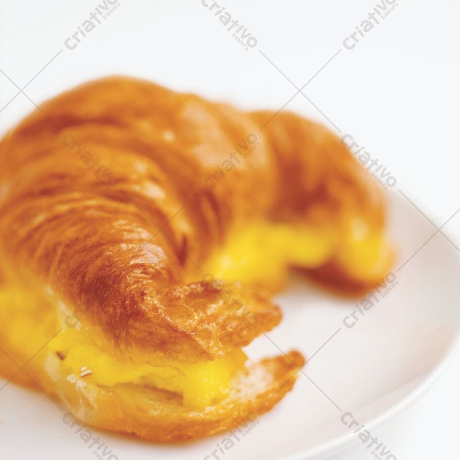 Croissant de creme deliciosa em prato branco