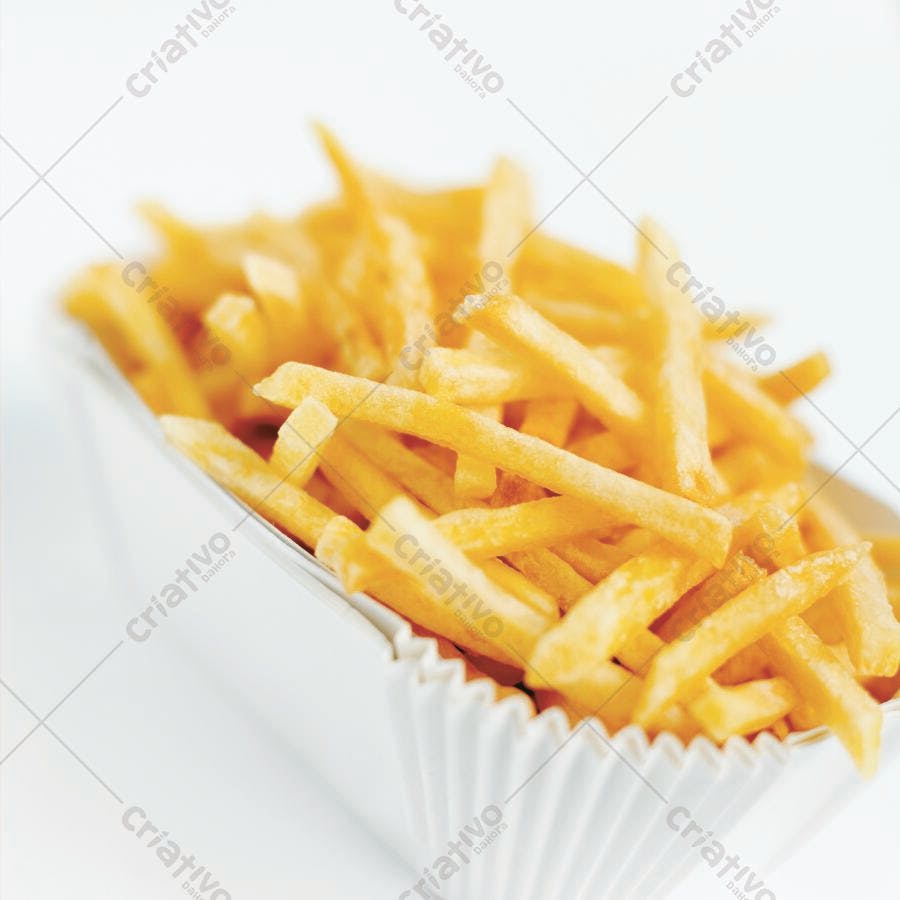 Batatas fritas crocantes em embalagem branca