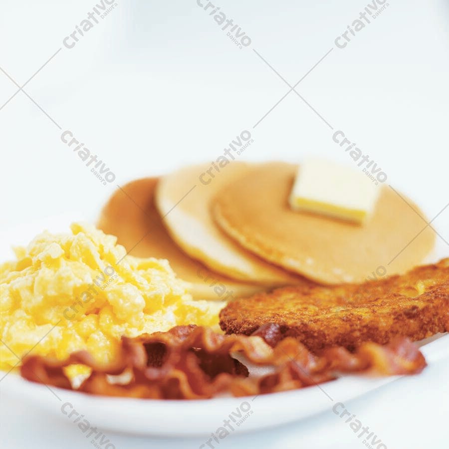Café da manhã americano com panquecas ovos e bacon