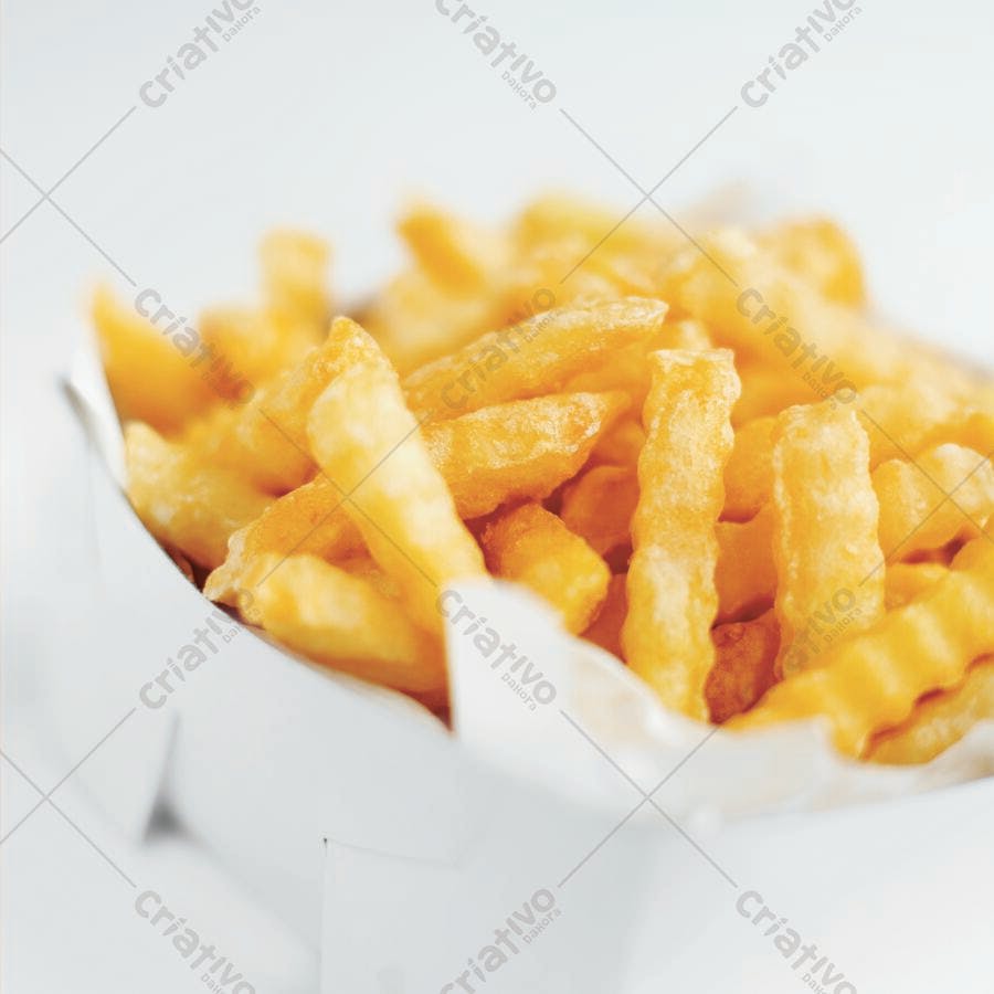 Batatas fritas douradas em embalagem branca