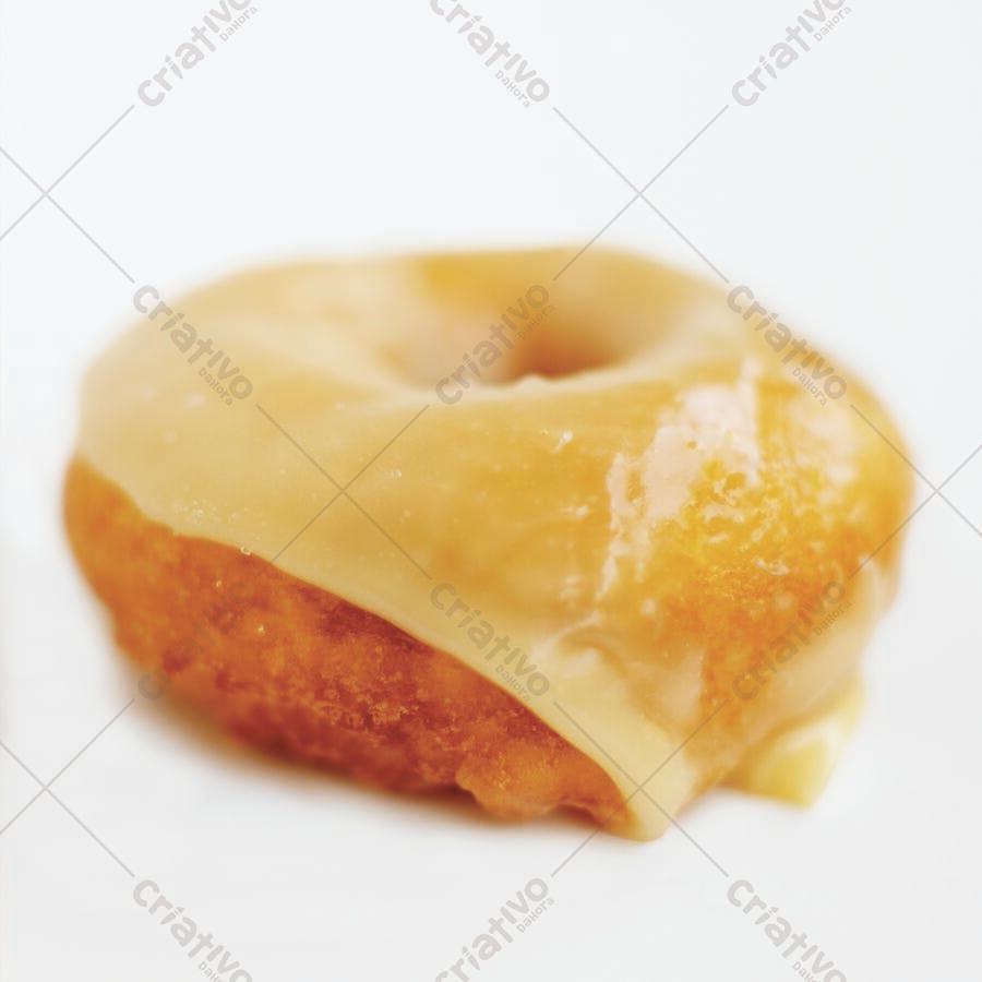 Donut glacê amarelo claro sobre fundo branco