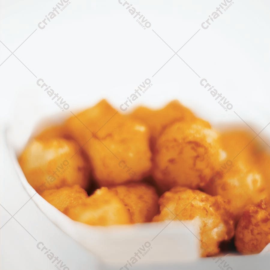 Bolinhos de queijo dourados em embalagem branca