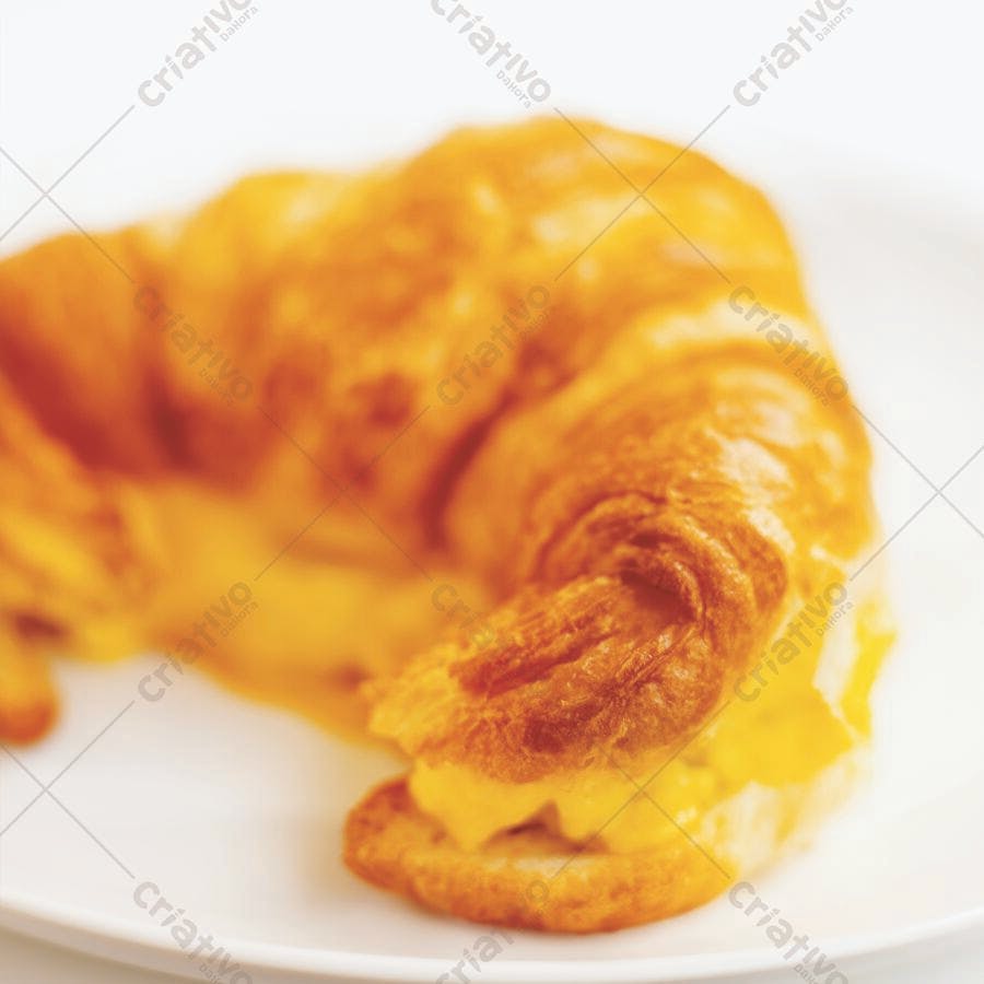 Croissant de queijo cremoso em prato branco