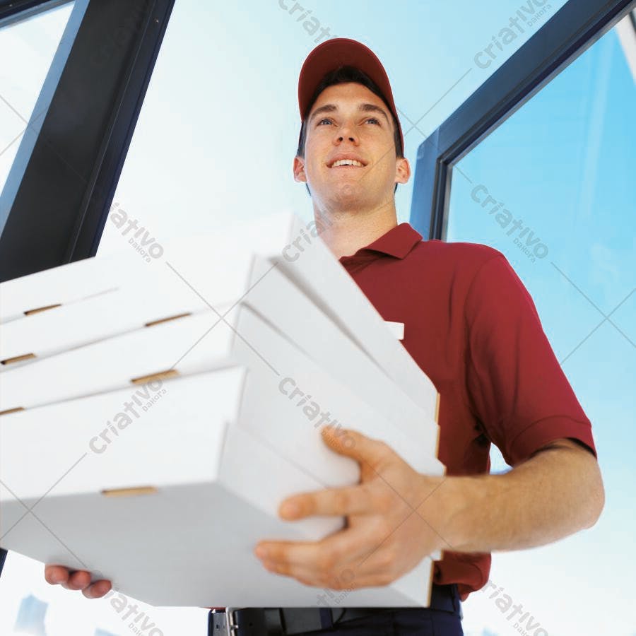 Entregador com pizzas em caixas brancas