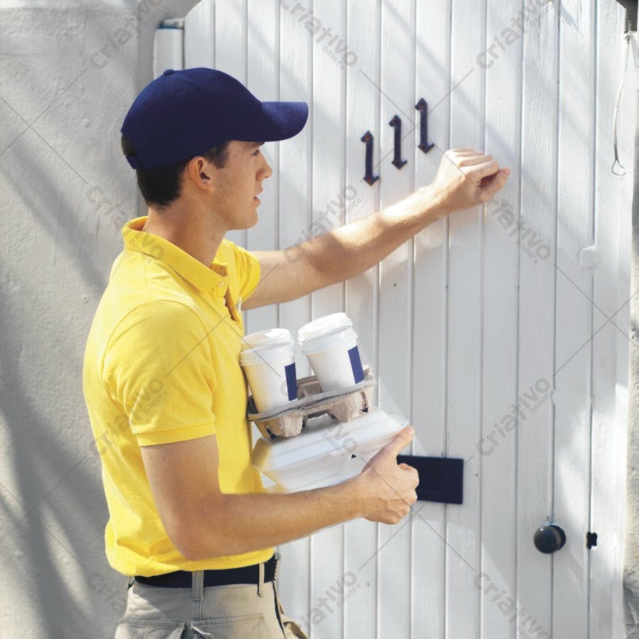 Entregador batendo na porta com café e comida