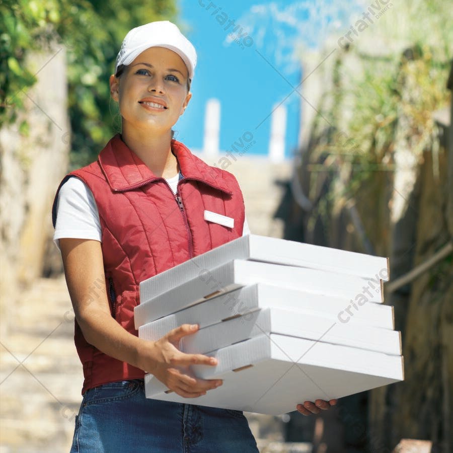 Entregadora sorrindo com pizzas externas