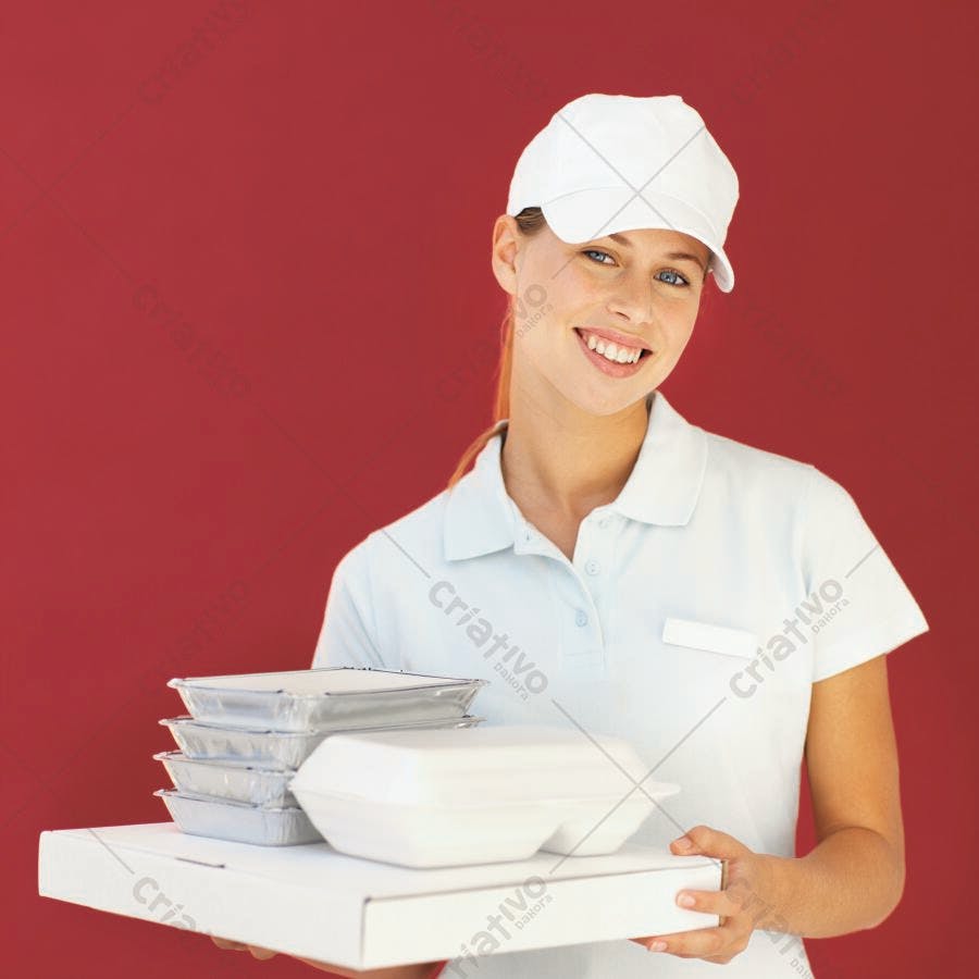 Entregadora sorridente com pedidos de comida
