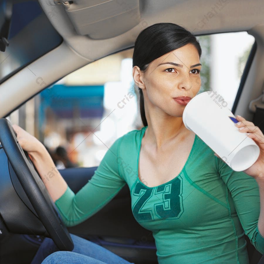 Mulher bebendo em seu carro