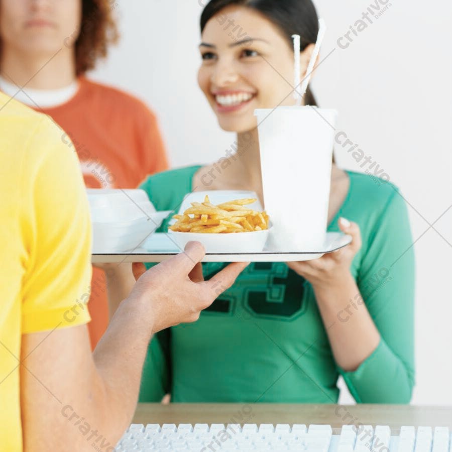 Batata frita sendo entregue a cliente sorridente