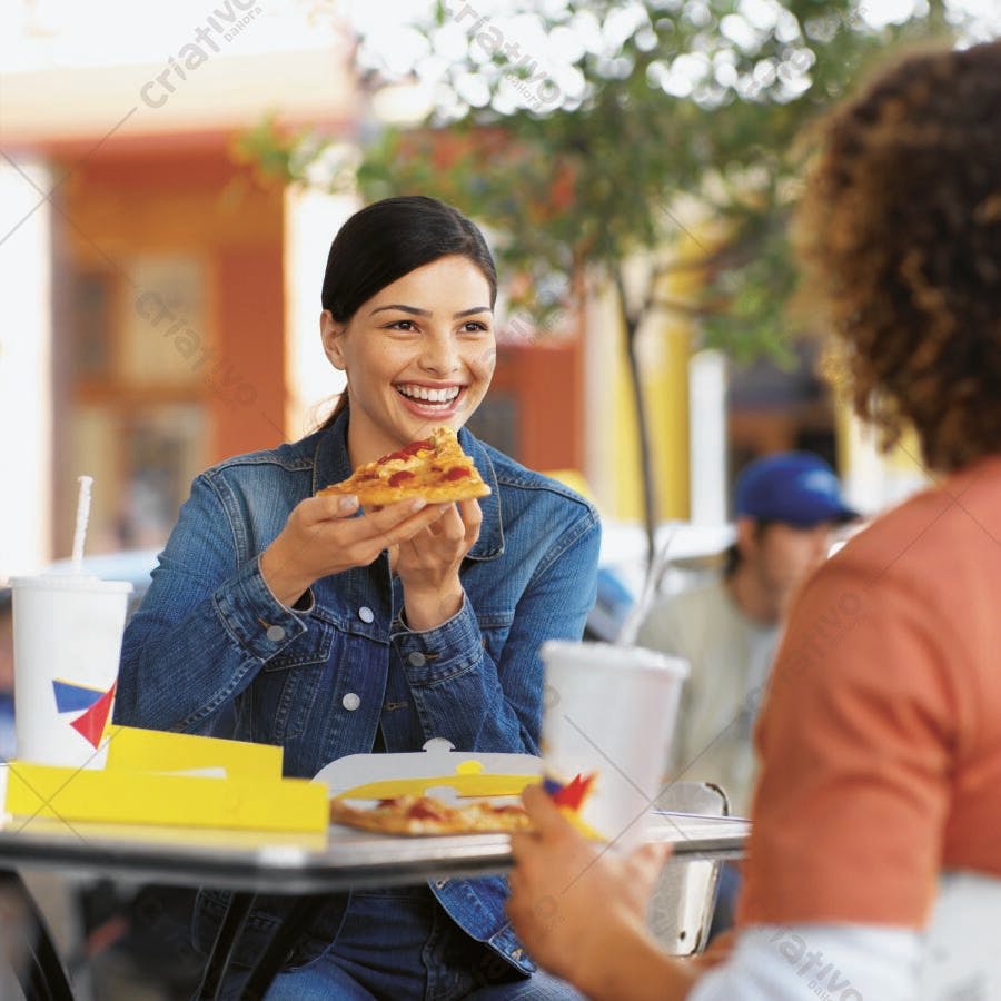 Mulher feliz comendo pizza em lanchonete