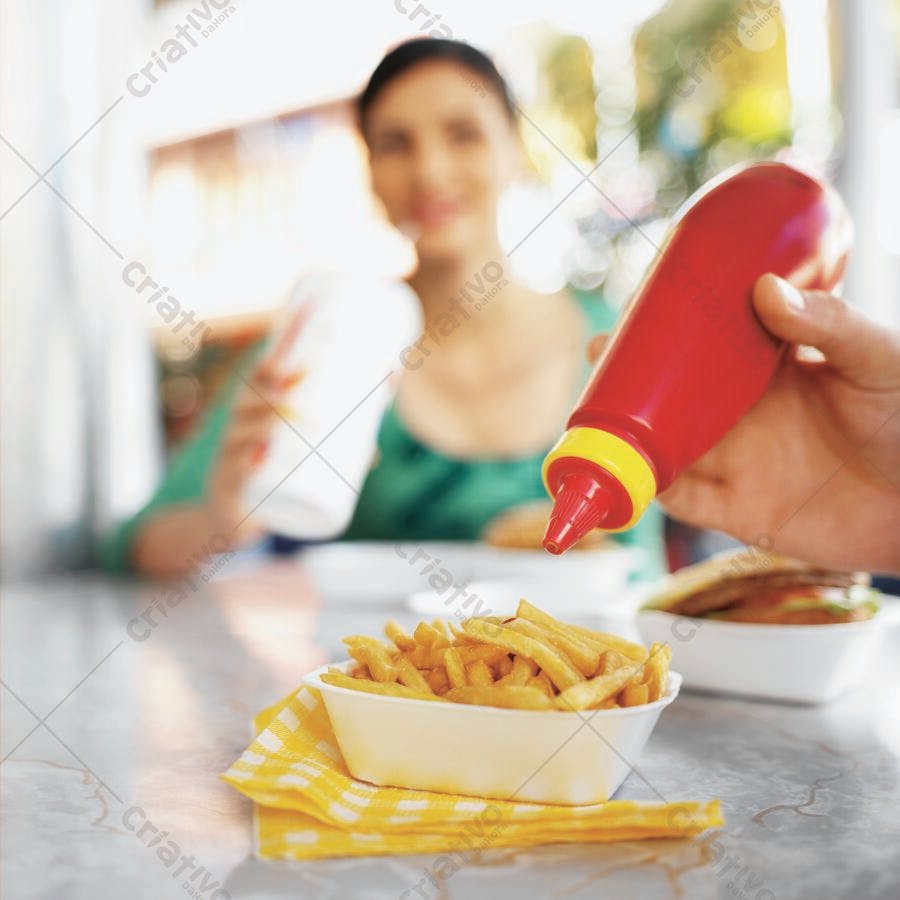 Batata frita com ketchup em lanchonete