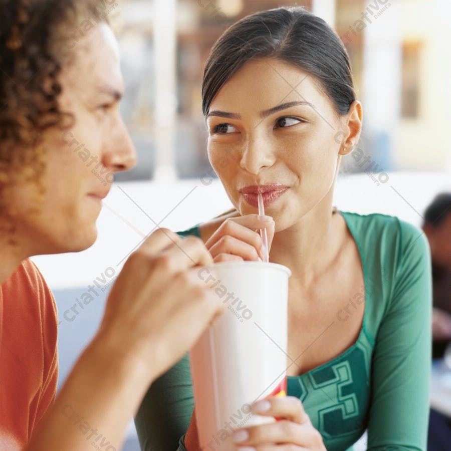Casal jovem compartilhando refrigerante