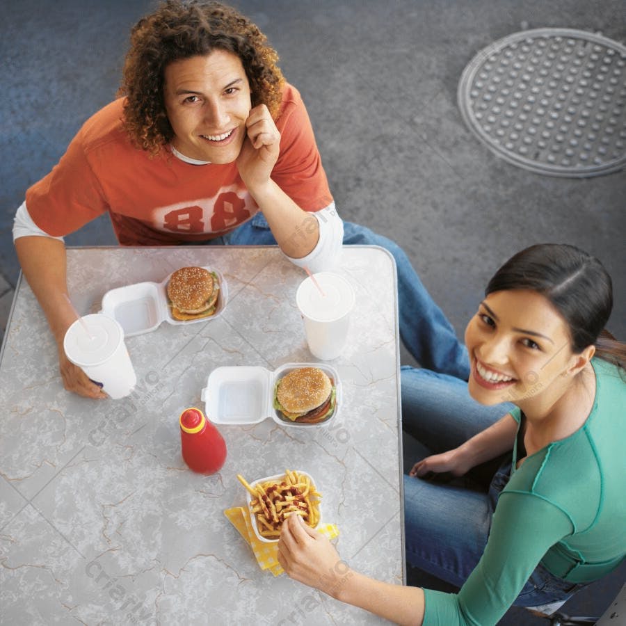 Casal jovem desfrutando lanche rápido