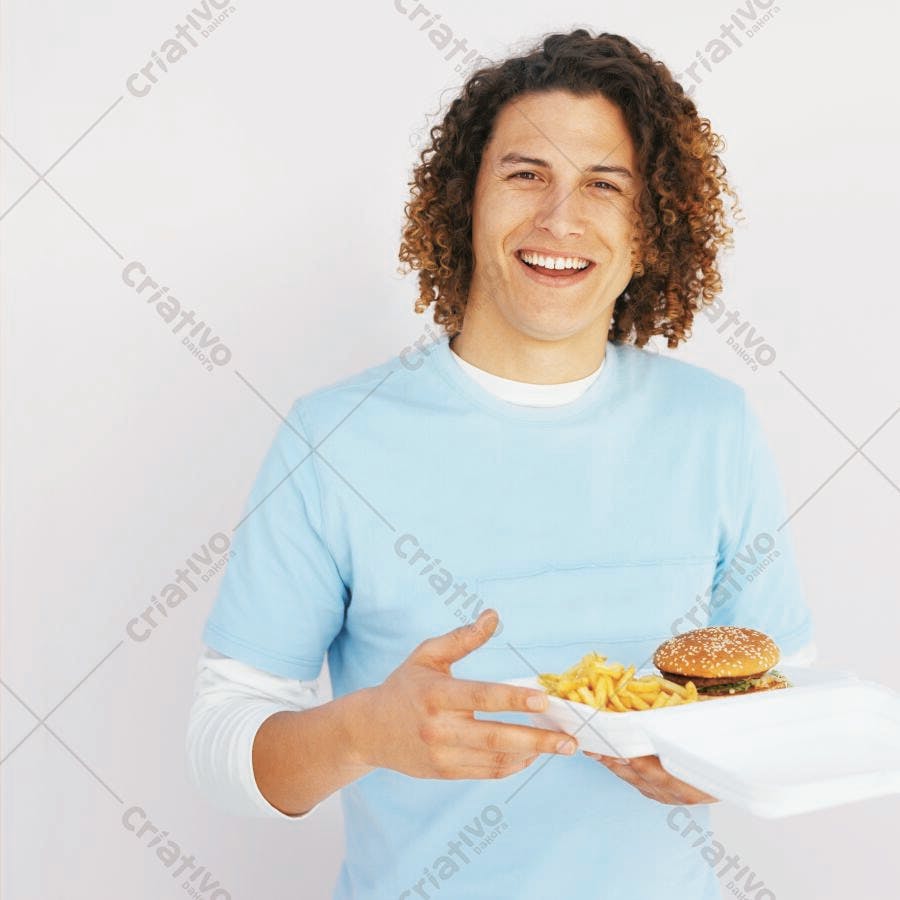 Homem feliz com hambúrguer e batata frita