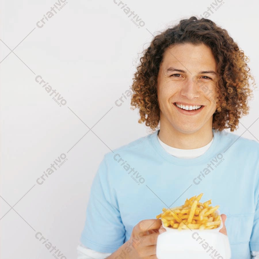 Homem sorridente segurando batatas fritas