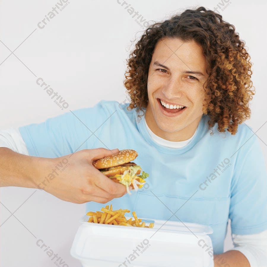 Homem comendo hambúrguer e batatas fritas
