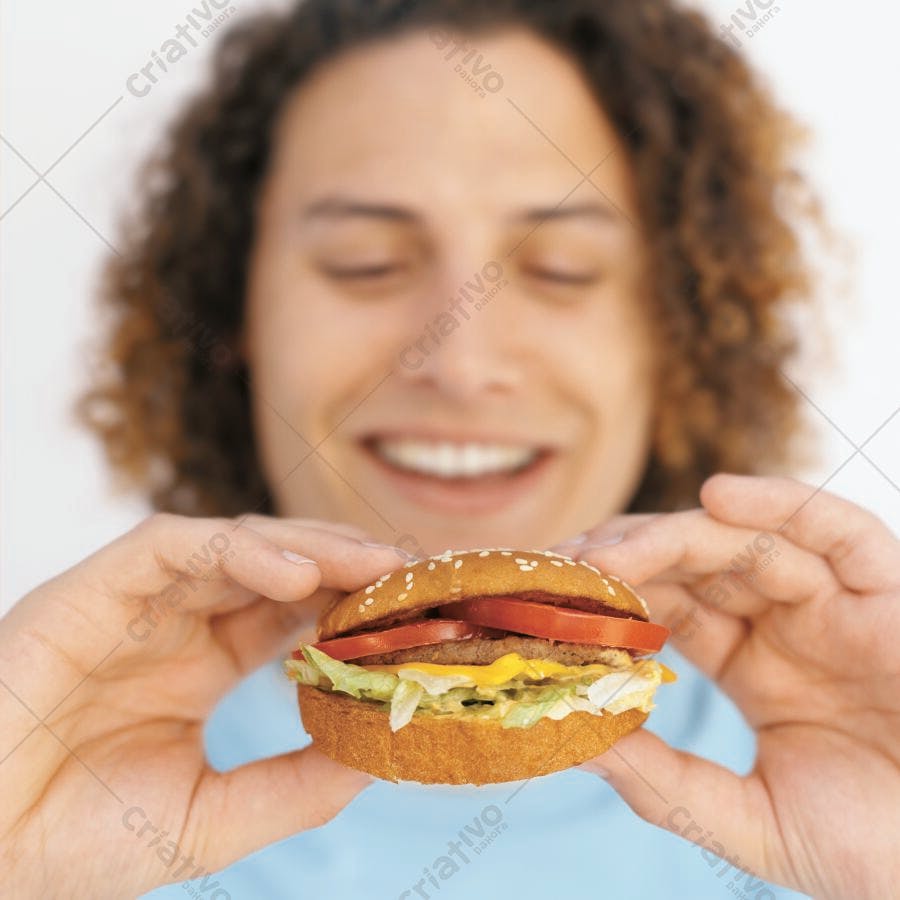 Hamburger apetitoso nas mãos de uma pessoa feliz