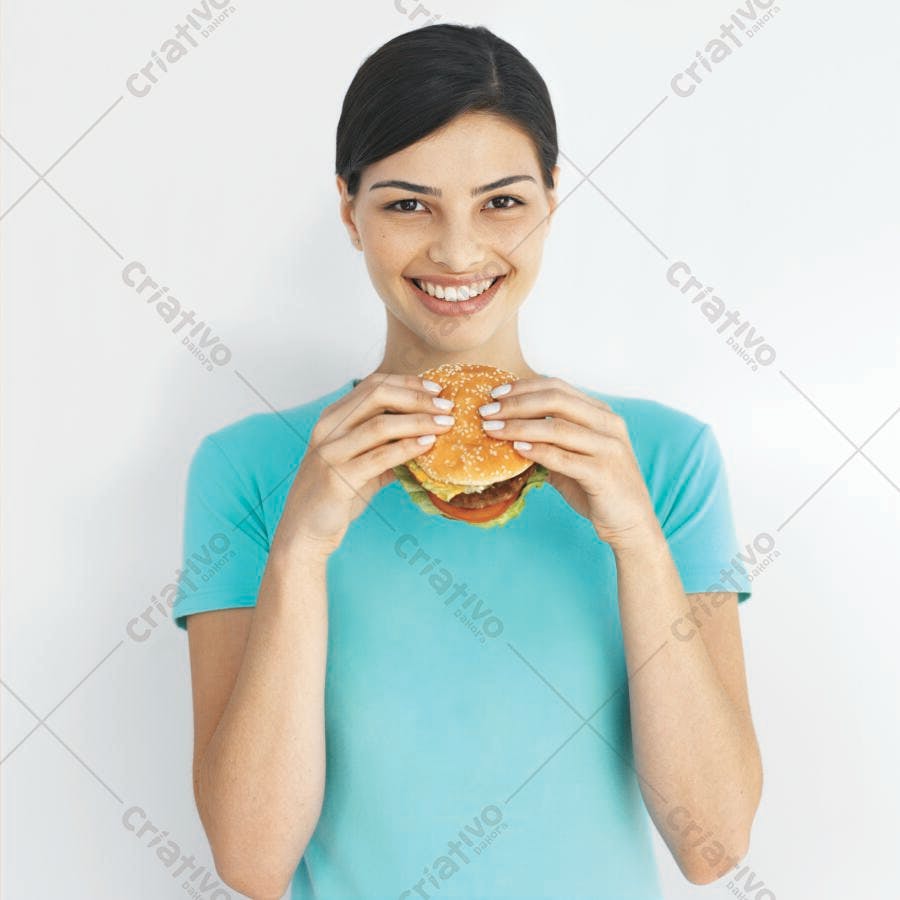 Mulher sorrindo comendo hambúrguer