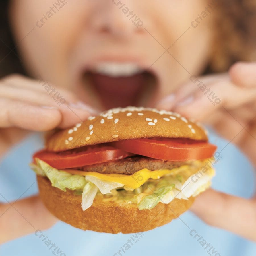 Hambúrguer apetitoso sendo comido