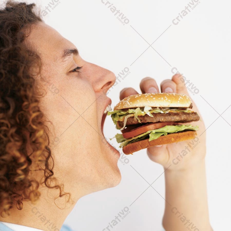 Homem mordendo um hambúrguer apetitoso
