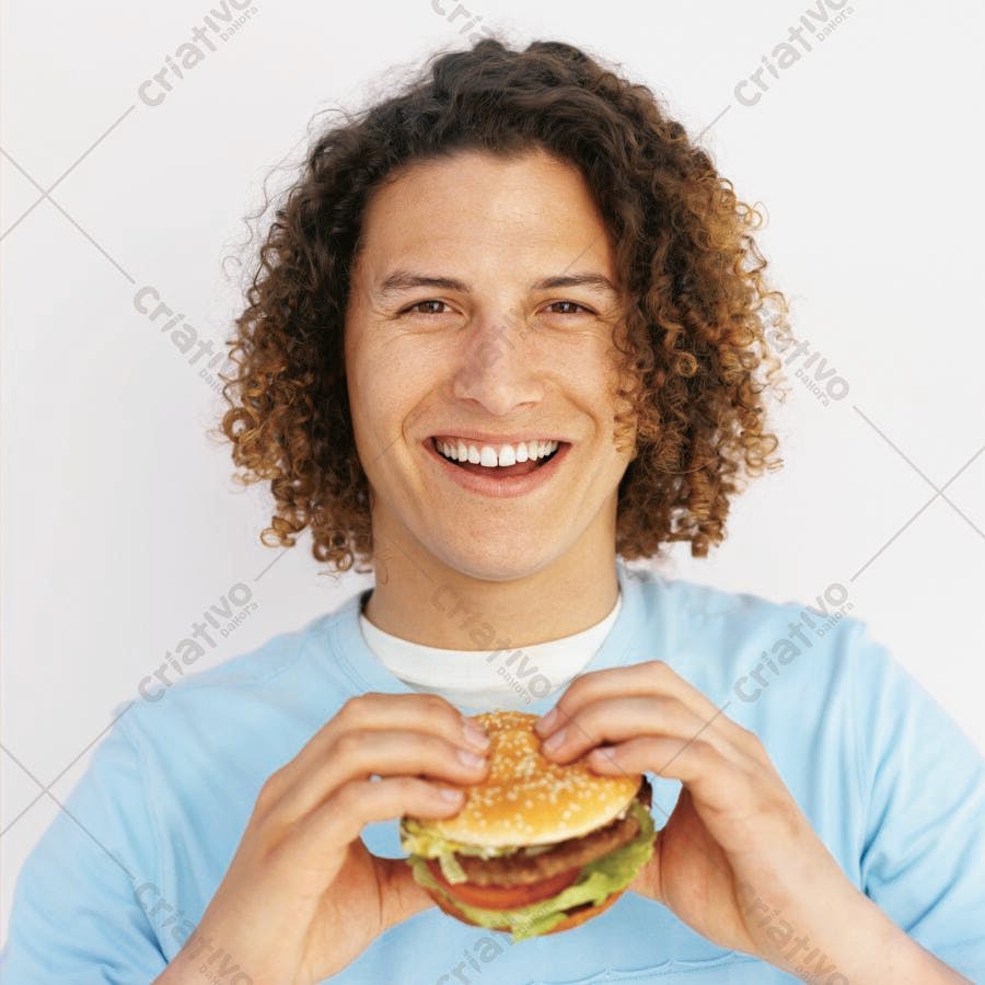 Homem comendo hambúrguer sorrindo