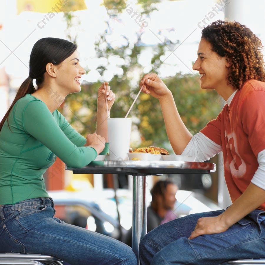 Casal jovem compartilhando lanche ao ar livre