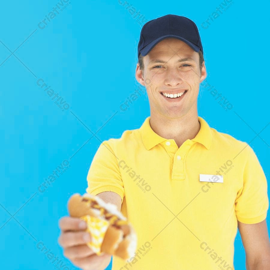 Vendedor sorrindo oferecendo cachorro-quente