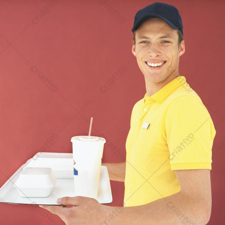 Entregador sorridente com bandeja de fast food