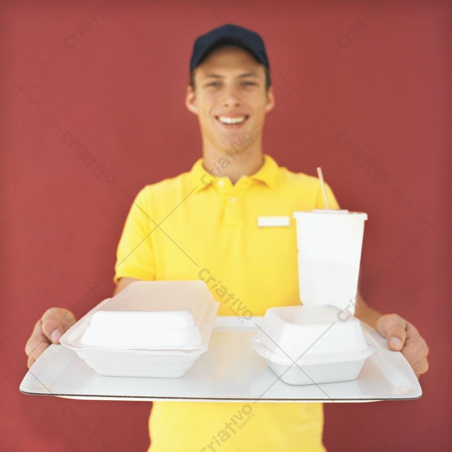 Entregador sorrindo com bandeja de comida