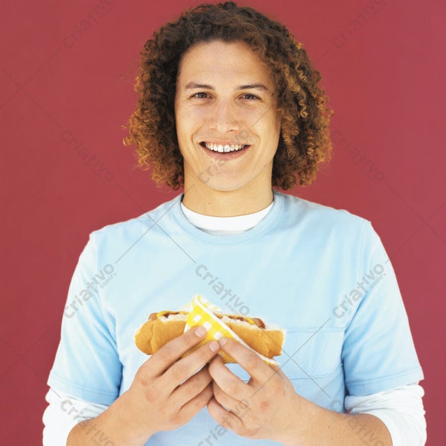 Homem comendo cachorro-quente sorrindo