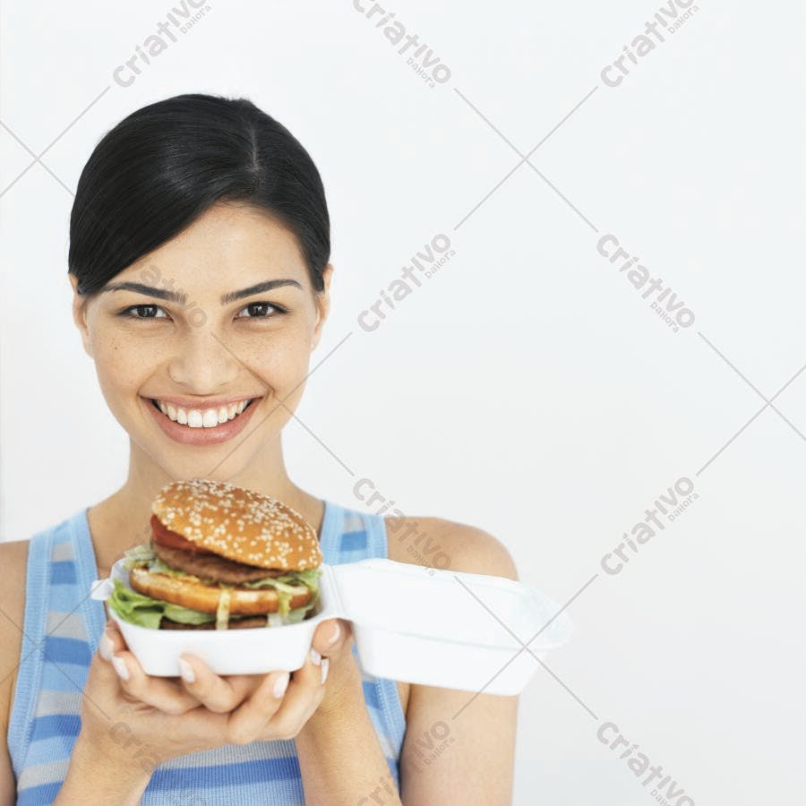 Mulher feliz segurando hambúrguer