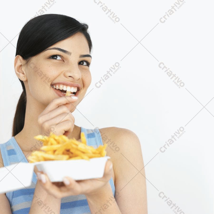 Mulher feliz comendo batatas fritas