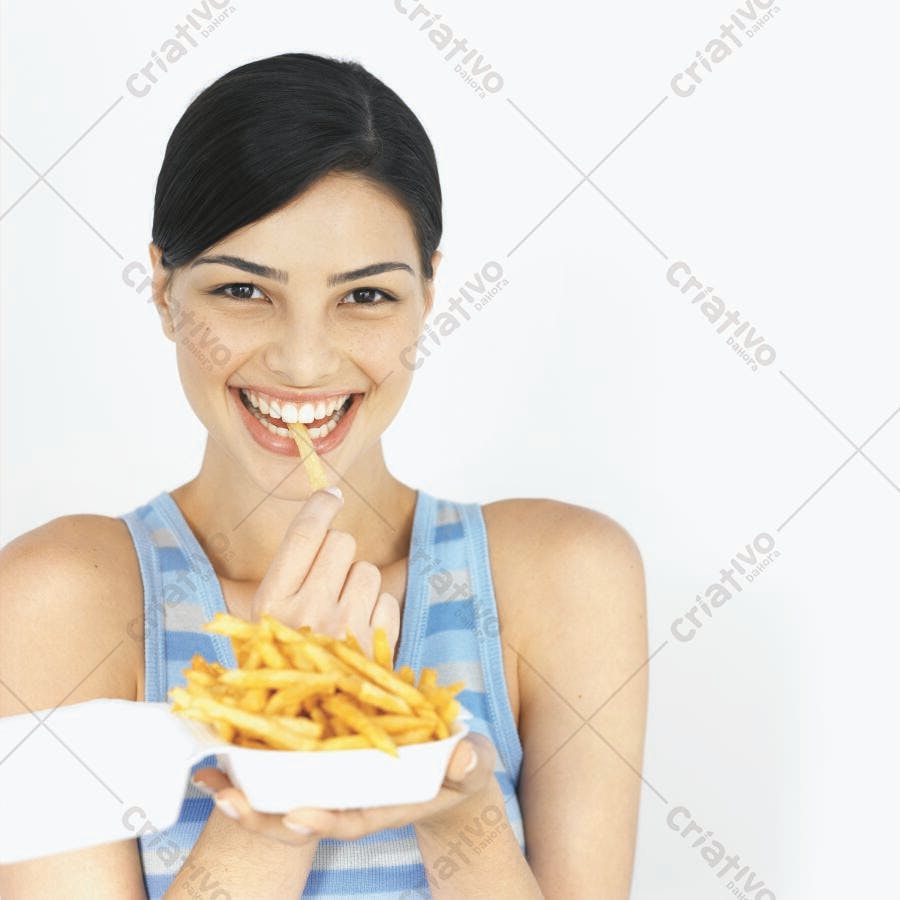 Mulher comendo batatas fritas sorrindo
