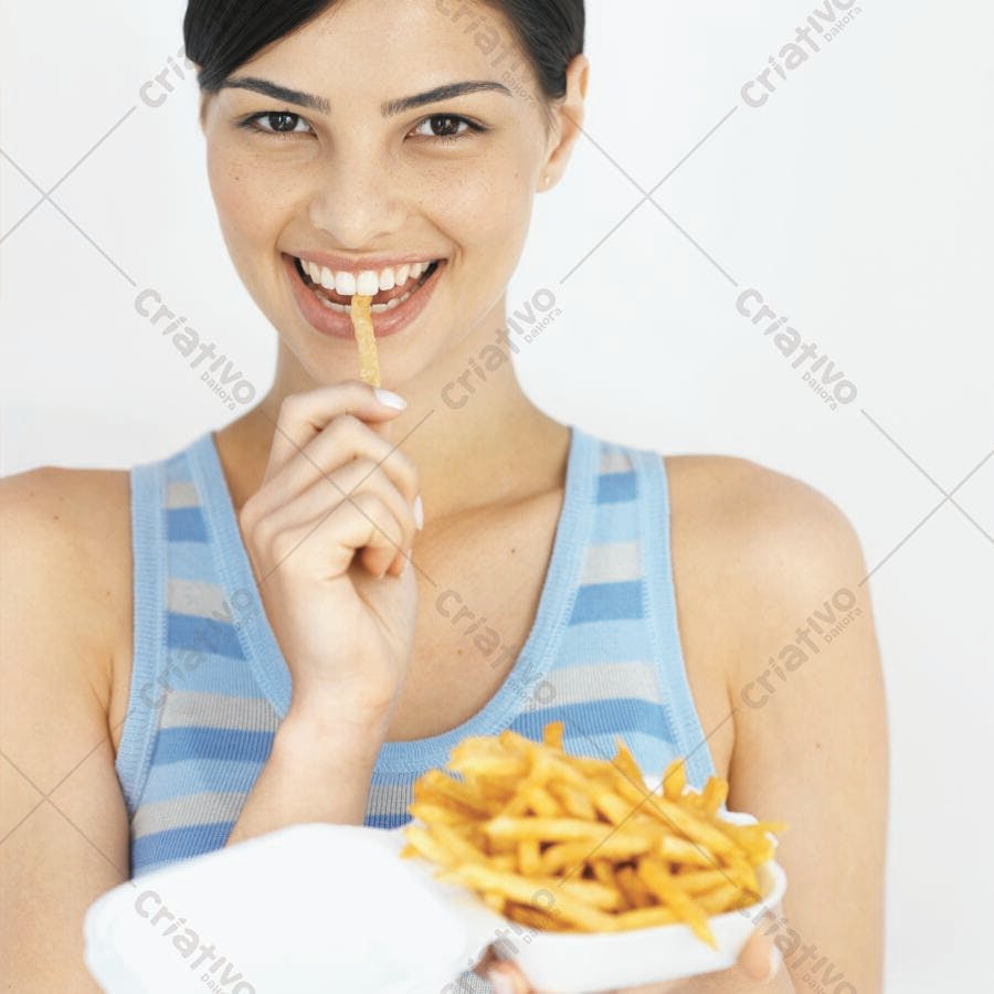 Mulher sorrindo comendo batata frita
