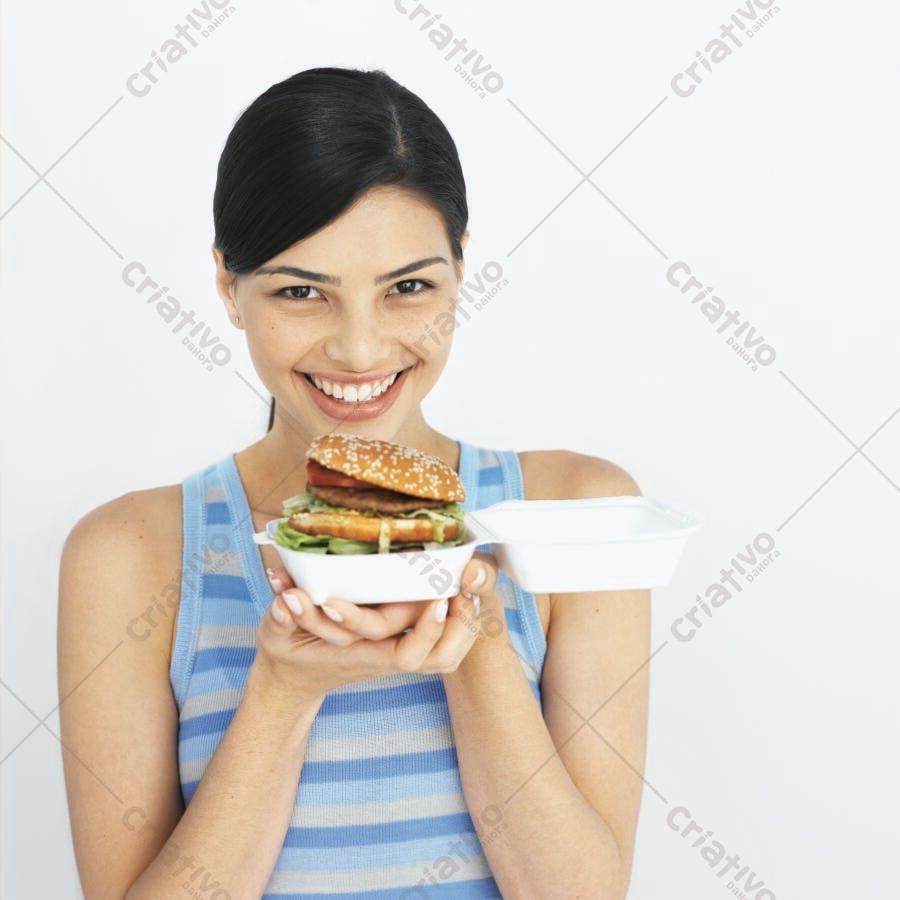 Mulher feliz segurando hambúrguer em caixa