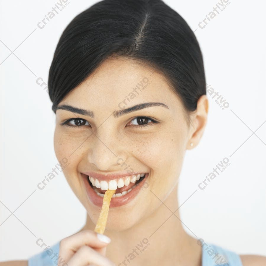 Mulher mordendo batata frita sorrindo
