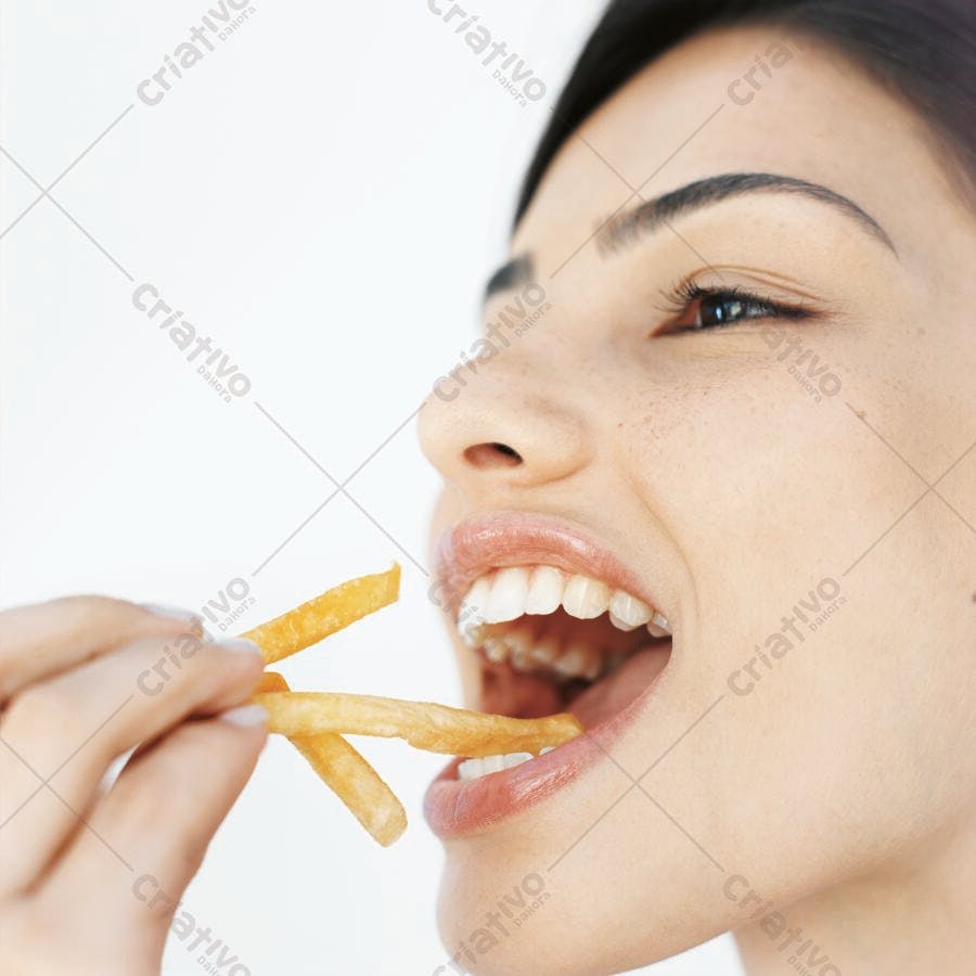 Mulher mordendo batatas fritas saborosas