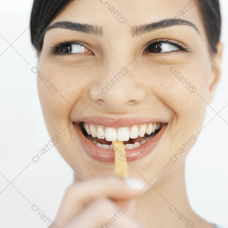 Mulher mordendo batata frita sorrindo