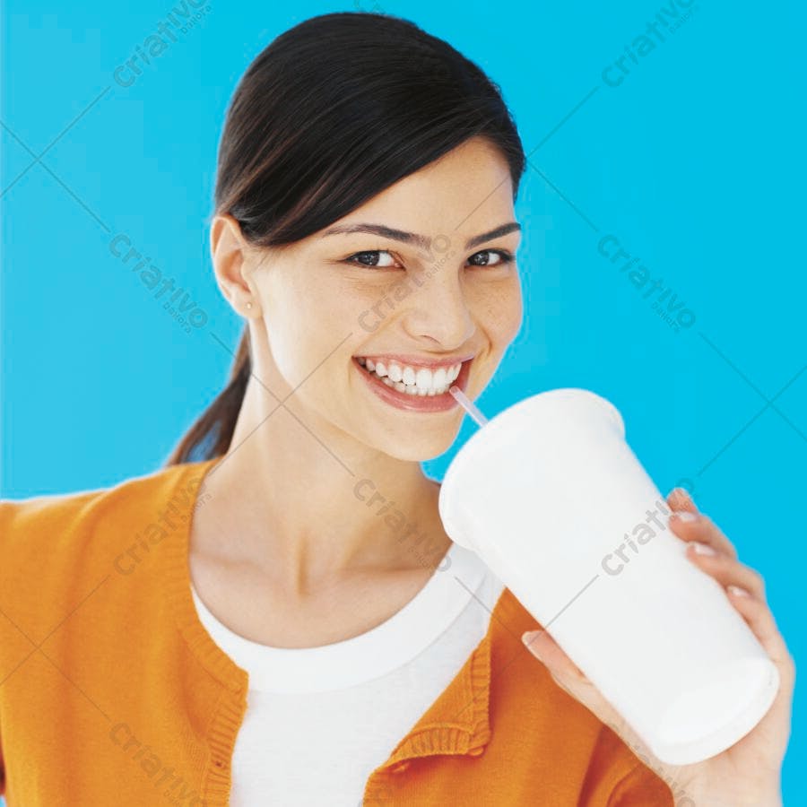 Mulher sorrindo tomando refrigerante copo descartável