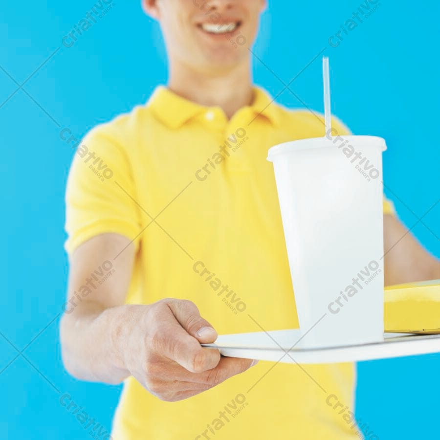 Homem entregando bandeja com copo e comida