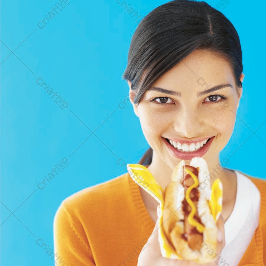 Mulher asiática sorrindo com cachorro-quente