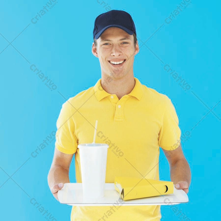 Entregador sorridente com bandeja de comida