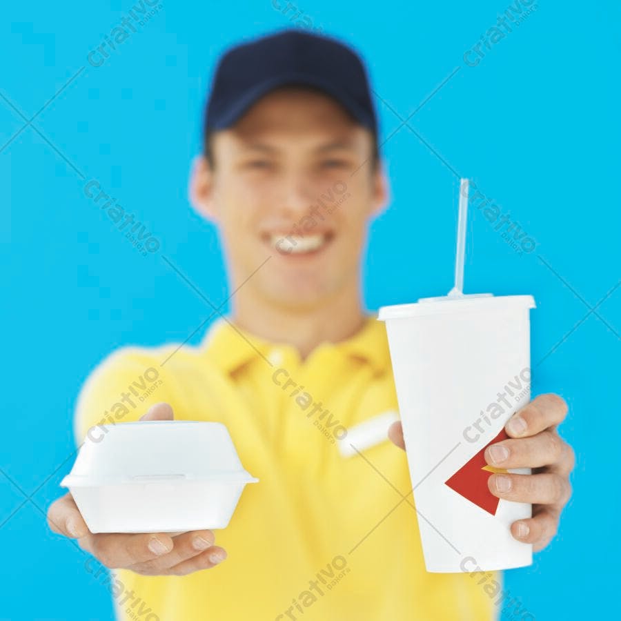 Entregador sorridente com lanche e refrigerante