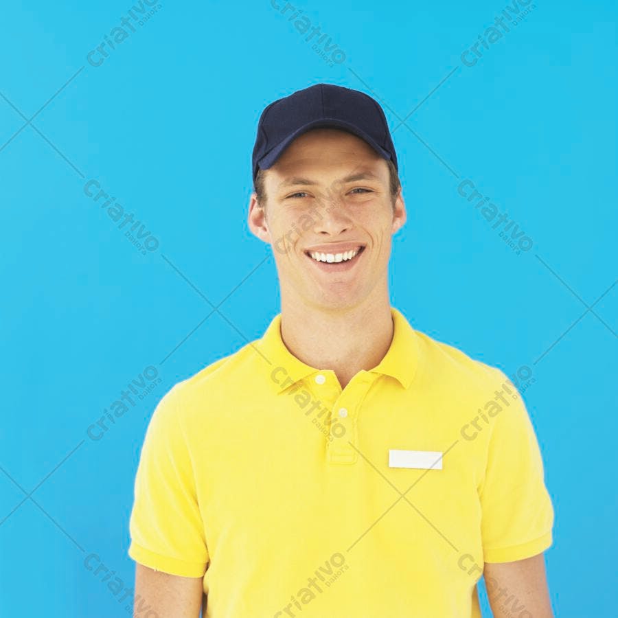 Homem sorridente uniforme amarelo fundo azul