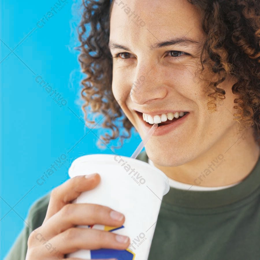 Homem feliz bebendo refrigerante copo descartável