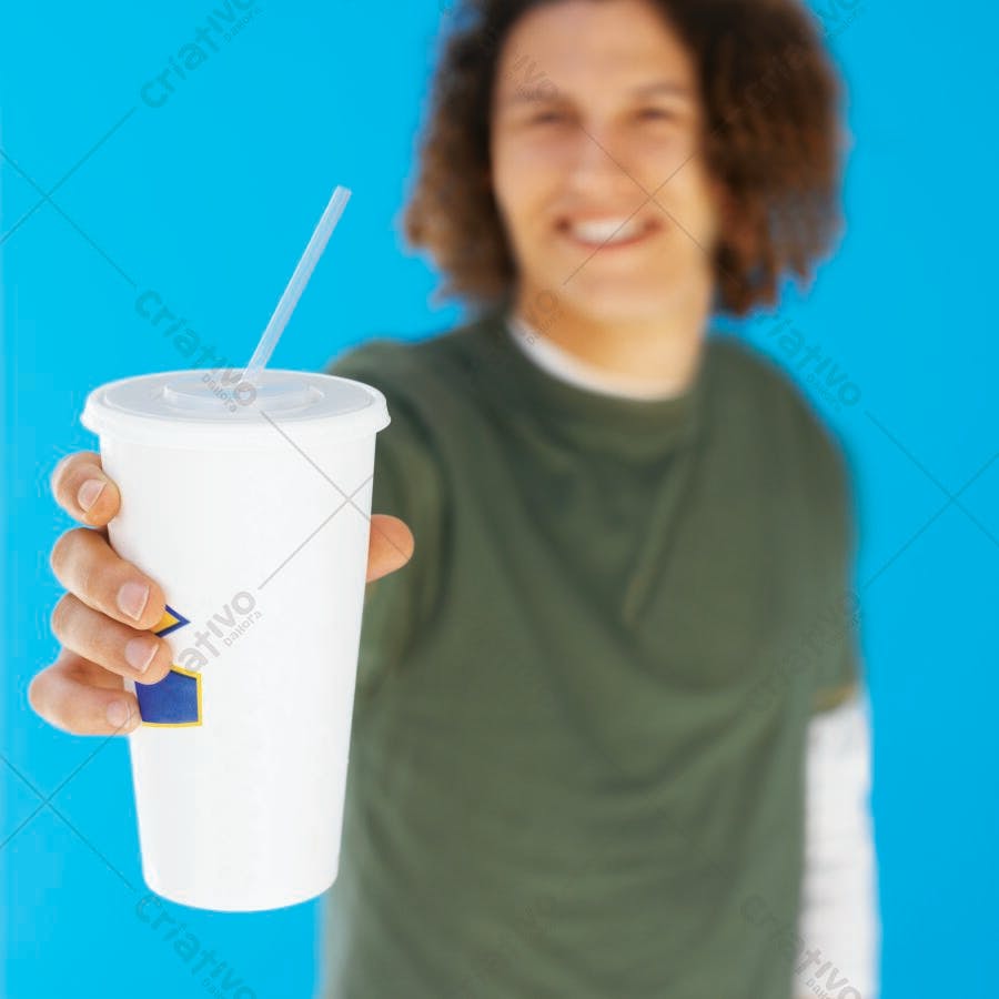 Rapaz oferecendo copo descartável com refrigerante
