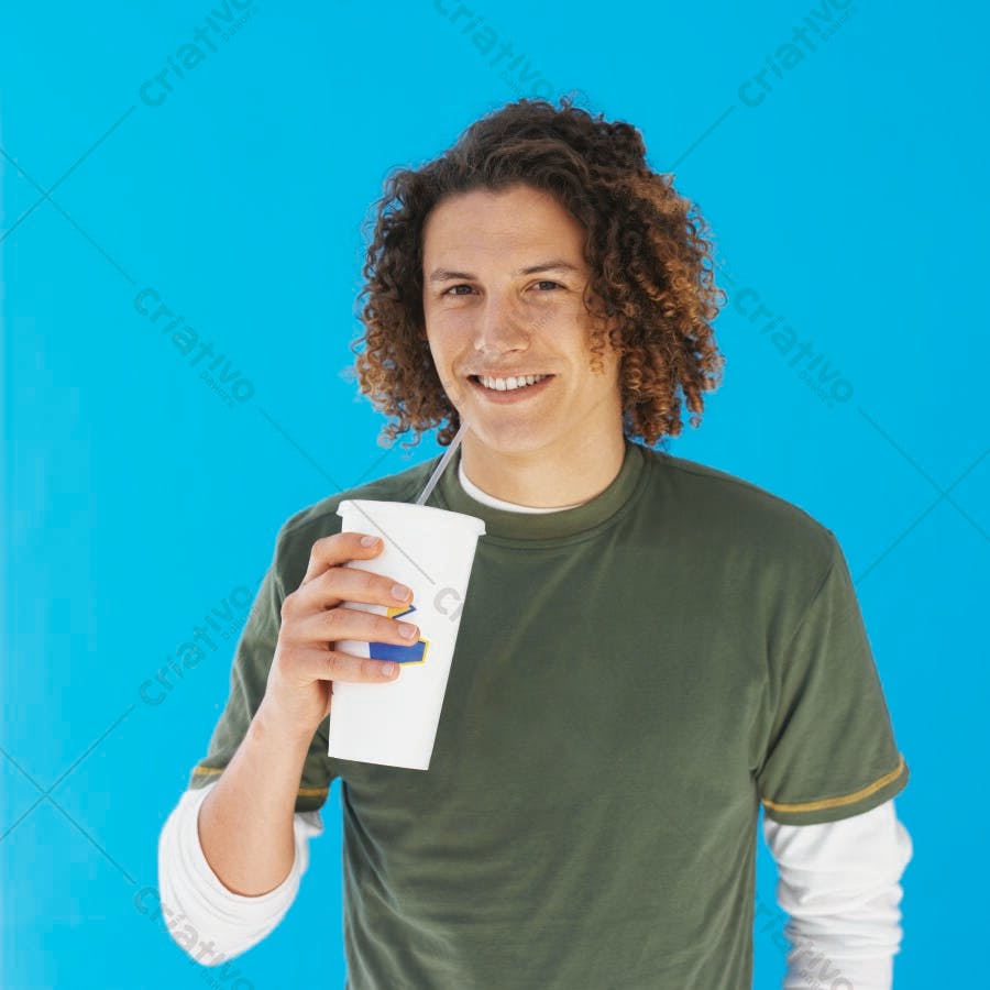 Homem jovem tomando refrigerante fundo azul