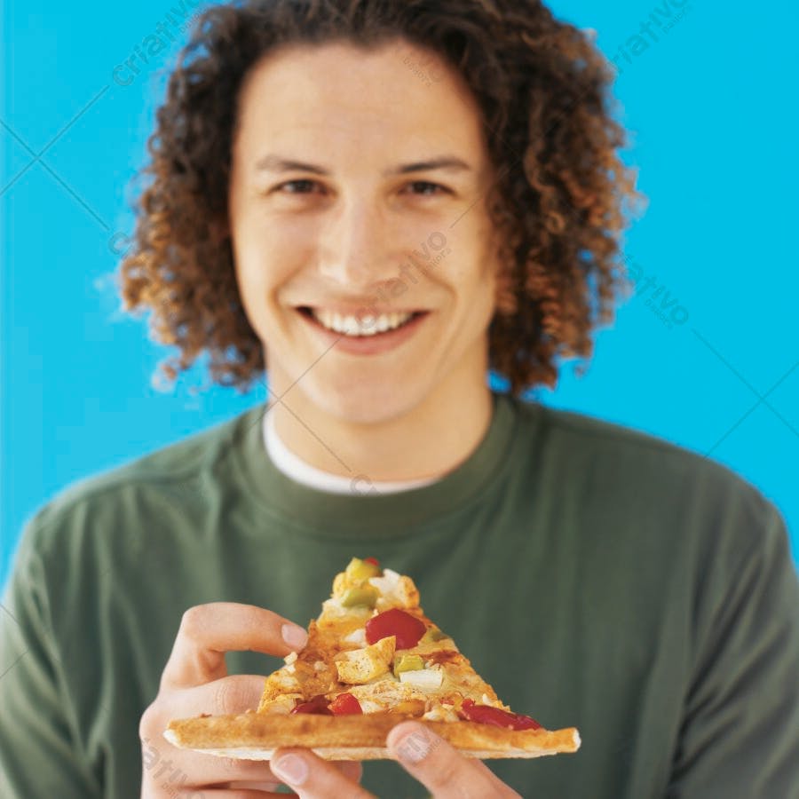 Homem feliz comendo pizza saborosa