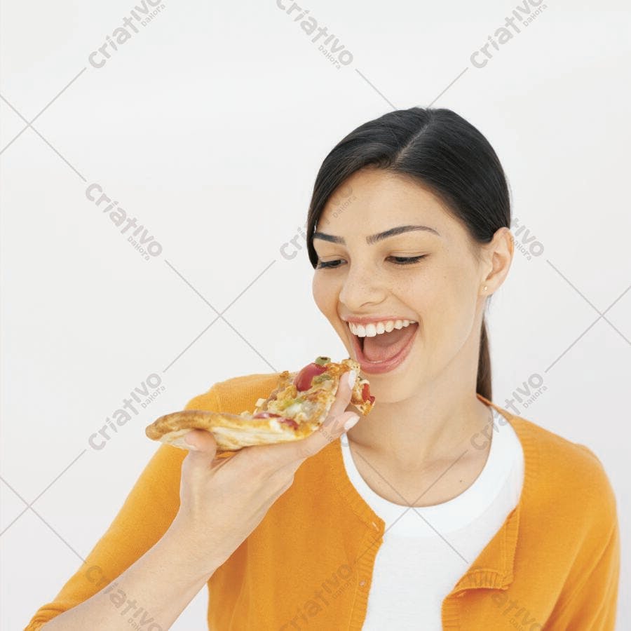 Mulher mordendo fatia de pizza saborosa