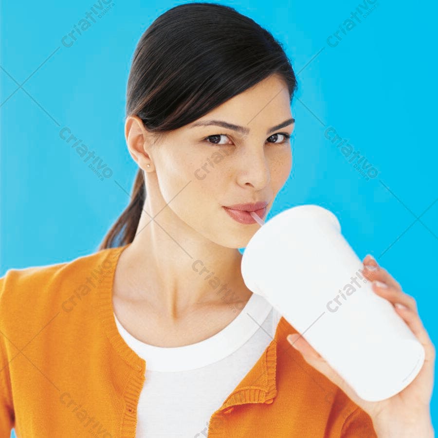 Mulher bebendo refrigerante copo descartável